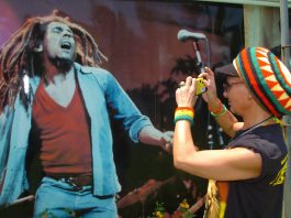 "Exodus": 40 años del álbum que convirtió a Bob Marley en leyenda Una seguidora del cantante jamaicano Bob Marley, fotografía un póster del artista en Kingston (Jamaica).