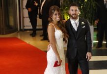 Los más elegantes en la boda de Leo y Antonella El jugador de la selección argentina Sergio Romero y su esposa, Eliana Guercio (i), posan el 30 de junio de 2017, en la boda del futbolista argentino Lionel Messi y Antonella Rocuzzo, en Rosario (Argentina).