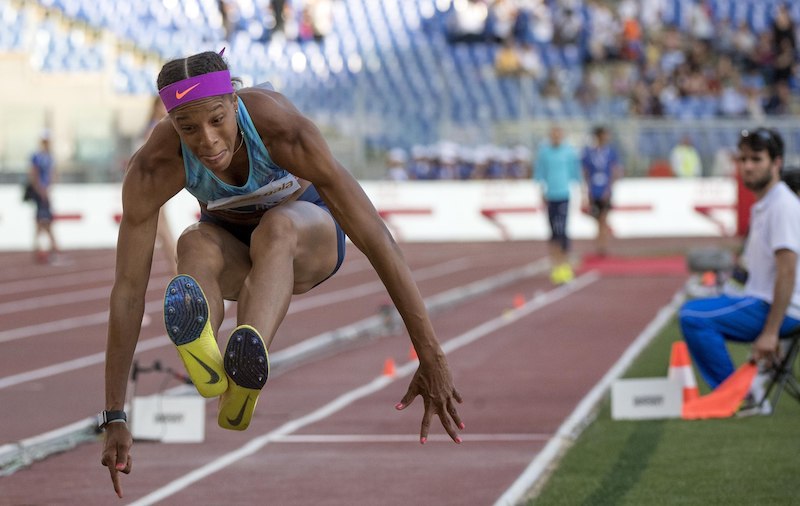 La atleta venezolana Yulimar Rojas compite en la prueba de triple salto durante su participaci&oacute;n en la Golden Gala 2017 de atletismo en el Estadio Ol&iacute;mpico de Roma (Italia) el 8 de junio de 2017.