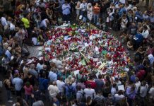 Un grupo de políticos latinos de Nueva York y miembros de la comunidad que representan, rindieron hoy tributo a las víctimas de los atentados terroristas de Barcelona.