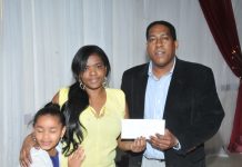 Centro Cultural y Deportivo Dominicano de Nueva York celebra Día de las Madres dominicanas El presidente del CCDD, Tonny Pimentel, le hace entrega de su premio Adalgiza Estrella de una tarjeta de regalo.