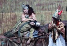 “La Orgia” de Havanafama, espectáculo de espectáculos David Ponce (centro) y Alejandro Gil (extrema derecha) en una escena de "La orgia".