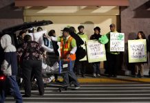 Cientos de trabajadores de Walmart protestan en este "viernes negro" El presidente de Ecuador, Rafael Correa, contaba con un 56,95 % de apoyo electoral, cuando se llevaba contabilizado un 69,53 % de los votos emitidos en los comicios del domingo, informó hoy el Consejo Nacional Electoral (CNE).