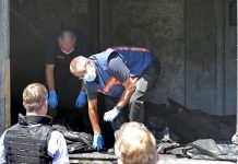 Los cadáveres del avión malasio pasan a manos de los expertos internacionales