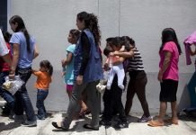 Guatemala recibe a niños deportados de EE.UU.