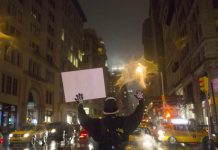 Manifestantes protestan en la Sexta Avenida en Nueva York.