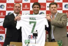 El entrenador venezolano del New York Cosmos, Giovanni Sevarese (i), posa junto al jugador español Raúl y el presidente del Cosmos, Seamus O'Brien (d)