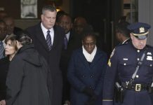 Los agentes que desoyeron a Bratton volvieron así a mostrar su repulsa al alcalde por apoyar las manifestaciones contra la brutalidad policial que tuvieron lugar en Nueva York.