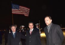 Obama y Peña Nieto hablarán sobre comercio, inmigración y Cuba El presidente de México, Enrique Peña Nieto (c), es recibido por el embajador estadounidense Peter Selfridge (d), y por el embajador mexicano en Estados Unidos, Eduardo Medina (i), a su llegada a la ciudad de Washington DC.