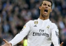 El delantero portugués del Real Madrid, Cristiano Ronaldo, posa con su tercer Balón de Oro