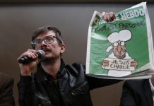 La imagen de Mahoma en "Charlie Hebdo" divide de nuevo a la prensa mundial El caricaturista del semanario satírico francés "Charlie Hebdo", Luz sostiene la nueva portada del semanario.