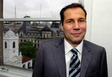 El fiscal argentino Alberto Nisman, que denunció a la presidenta, Cristina Fernández, por presunto encubrimiento de Irán en un atentado contra la mutual judía AMIA, y que fue hallado muerto en su vivienda de Buenos Aires en circunstancias aún por aclarar.