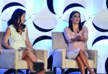 De izda. a dcha., la ejecutiva para casting del grupo Disney/ABC Keli Lee y la actriz estadounidense de origen mexicano Eva Longoria, durante un debate en el marco de la feria de la Asociación Nacional de Ejecutivos de Programas de Televisión de EE.UU. (Natpe).