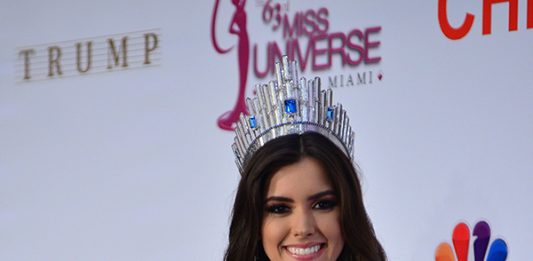 Miss Colombia 2014, Paulina Vega, mientras desfila en traje de noche durante la gala de la final del concurso de belleza Miss Universo.