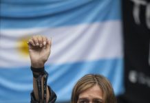 Una manifestante protesta pidiendo justicia en el caso de la muerte del Fiscal Alberto Nisman