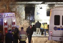 Descartan fallo en las alarmas previas al accidente ferroviario en Nueva York Investigadores revisan el lugar del accidente entre un tren Metro-North Railroad y un vehículo