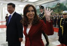 "Aloz y petlóleo", polémicos tuits de presidenta argentina en viaje a China La presidenta argentina, Cristina Fernández de Kirchner (dcha), saluda, acompañada por el presidente chino, Xi Jinping (izda)