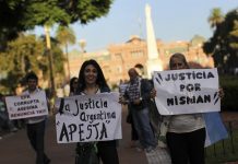 !Basta de impunidad! Por el esclarecimiento de la muerte de Nisman y la masacre de la AMIA, por una comisión investigadora independiente y la apertura de los archivos secretos y por la disolución efectiva de la Secretaría de Inteligencia, fue la consigna de la marcha, que fue desde del Congreso hasta la Plaza de Mayo, frente a la sede del Ejecutivo argentino.