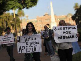 !Basta de impunidad! Por el esclarecimiento de la muerte de Nisman y la masacre de la AMIA, por una comisión investigadora independiente y la apertura de los archivos secretos y por la disolución efectiva de la Secretaría de Inteligencia, fue la consigna de la marcha, que fue desde del Congreso hasta la Plaza de Mayo, frente a la sede del Ejecutivo argentino.