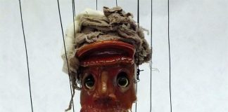 En lo que han llamado sus comisarios "el espectáculo de títeres más macabro jamás realizado", la exposición "Cabaret Crusades" proyecta la trilogía del artista egipcio Wael Shawky en la que narra con lujosas marionetas la historia de Las Cruzadas desde el punto de vista musulmán.