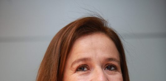 La ex primera dama de México, Margarita Zavala, durante la entrevista en Ciudad de México. Margarita Zavala se refirió a la lucha contra el narcotráfico que encabezó su esposo, Felipe Calderón, aseguró que "Las adversidades hay que enfrentarlas con las herramientas que se tengan, lo peor es no enfrentarlas" y eso es lo que más "ha dañado" a México.