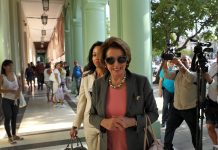 Líder demócrata encabeza viaje a Cuba de delegación de Cámara baja de EE.UU. La líder demócrata Nancy Pelosi (c) llega a un hotel en La Habana, Cuba.