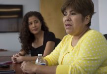 La mexicana Isidora López Venegas (d) habla junto a la portavoz de la Unión Americana de Libertades Civiles (ACLU) Anna Castro (i). La mexicana fue una de los miles de indocumentados detenidos y deportados después de hacerles firmar su "salida voluntaria" del país y pudo regresar con su familia tres años después, gracias a la demanda interpuesta por ACLU. El organismo inició la búsqueda de cientos o inclusive miles de inmigrantes que fueron deportados tras firmar su "salida voluntaria" del país y que ahora podrían regresar gracias a un acuerdo aprobado por un juez federal.