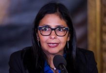 La canciller venezolana, Delcy Rodríguez, recibió al funcionario de la embajada de Estados Unidos tras la orden del presidente, Nicolás Maduro, de aplicar restricciones a las labores de los diplomáticos de esa nación y al ingreso en el país caribeño de turistas estadounidenses.