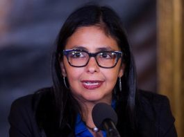 La canciller venezolana, Delcy Rodríguez, recibió al funcionario de la embajada de Estados Unidos tras la orden del presidente, Nicolás Maduro, de aplicar restricciones a las labores de los diplomáticos de esa nación y al ingreso en el país caribeño de turistas estadounidenses.