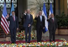 De izquierda a derecha, el presidente de Honduras, Juan Orlando Hernández; el vicepresidente de Estados Unidos, Joe Biden; el presidente de Guatemala, Otto Pérez Molina, y el presidente de El Salvador, Salvador Sánchez Cerén, posan en el Palacio Nacional de la Cultura en Ciudad de Guatemala.