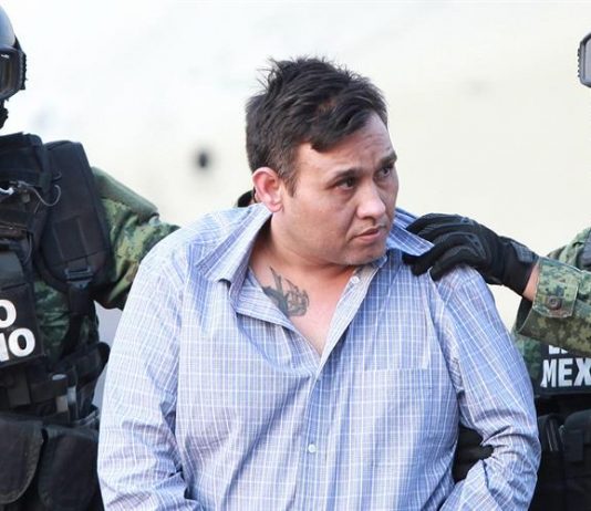 Militares custodian al líder de la organización criminal de Los Zetas, Omar Treviño Morales, quien fue detenido en la localidad de Garza García del estado de Nuevo León, México.