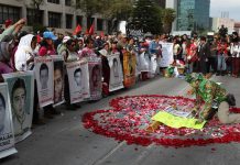 Familiares de los 43 estudiantes desaparecidos en septiembre de 2014 en Ayotzinapa, en el sur de México, empiezan una gira por 43 ciudades de Estados Unidos para difundir su situación ante las instituciones locales, organizaciones internacionales y la comunidad latina.