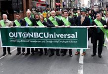 Un grupo gay participa por primera vez en el San Patricio de Nueva York Miembros de OUT@NBCUniversal, un grupo de empleados gais de la corporación NBCUniversal, durante el Desfile de San Patricio en Nueva York