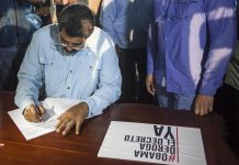 El presidente de Venezuela, Nicolás Maduro, firma por la campaña para que el Presidente de EE.UU., Barack Obama, retire las sanciones en contra de Venezuela