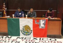 La lucha de los padres de los 43 desaparecidos en México llega a Washington El portavoz de la "Caravana 43", Felipe de la Cruz (c), acompañado de Vidulfo Rosales (i), abogado de las familias del Centro de Derechos Humanos de la Montaña Tlachinollan; y Salvador Sarmiento (i), miembro de la "Caravana 43", participan en una rueda de prensa hoy en Washington.