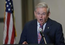 El senador demócrata Robert Menéndez, acusado de haber aceptado prebendas de uno de sus donantes, el doctor Salomon Melgen, a cambio de apoyar sus intereses empresariales en Florida.