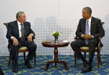 Raúl Castro (C), reunido con su homólogo de EE.UU., Barack Obama (d), durante una histórica reunión, en la VII Cumbre de jefes de Estado y de Gobierno de las Américas.