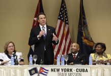El gobernador de Nueva York, Andrew Cuomo (2i), habla en La Habana, mientras participa en un foro entre empresas de Cuba y Nueva York, junto a, de izquierda a derecha, la ministra de Cooperación Económica e Inversión Extranjera, Marilú Beniam, el portavoz de la Asamblea Estatal de Nueva York, Carl E. Heastie, y la senadora de Nueva York, Andrea Stewart-Cousins.