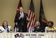 El gobernador de Nueva York, Andrew Cuomo (2i), habla hoy, lunes 20 de abril de 2015, en La Habana, mientras participa en un foro entre empresas de Cuba y Nueva York, junto a, de izquierda a derecha, la ministra de Cooperación Económica e Inversión Extranjera, Marilú Beniam, el portavoz de la Asamblea Estatal de Nueva York, Carl E. Heastie, y la senadora de Nueva York, Andrea Stewart-Cousins.