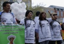 Los familiares de dos de los 43 estudiantes mexicanos desaparecidos, Clemente Rodríguez (i), padre de Christian Rodríguez; y Nayeli Guerrero (d), hermana de Joshivani Guerrero, participan en la marcha hacia la sede de las Naciones Unidas.