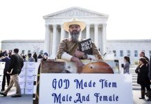 Allan Hoyle, de Carolina del Norte y contrario al matrimonio homosexual, protesta frente al Tribunal Supremo, un día antes de que se inicien audiencias sobre la legalidad de los matrimonios homosexuales, en Washington.
