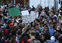 Manifestantes participan hoy, miércoles 29 de abril de 2015, en una protesta contra la brutalidad policiaca, tras la muerte de Freddie Gray, en Nueva York