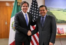 Unos 23.000 mexicanos participaron en intercambio educativo con EEUU en 2014 El secretario de Economía, Ildefonso Guajardo (d) y el subsecretario estadounidense de Estado, Antony Blinken (i), se saludan durante un encuentro en la capital de México. Los Gobiernos de México y Estados Unidos revisaron los avances registrados en materia de cooperación bilateral en el primer día de visita del subsecretario estadounidense de Estado, Antony Blinken, al país latinoamericano.