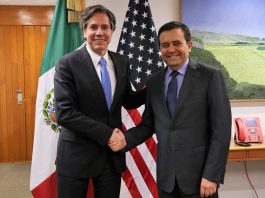 El secretario de Economía, Ildefonso Guajardo (d) y el subsecretario estadounidense de Estado, Antony Blinken (i), se saludan durante un encuentro en la capital de México. Los Gobiernos de México y Estados Unidos revisaron los avances registrados en materia de cooperación bilateral en el primer día de visita del subsecretario estadounidense de Estado, Antony Blinken, al país latinoamericano.
