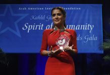 La actriz mexicano-estadounidense Salma Hayek recibe el "Premio Kahlil Jibran al compromiso con el Espíritu de la Humanidad" de la Fundación del Instituto Árabe-americano (AAIF), que reconoce el trabajo y esfuerzo de personas, comunidades y organizaciones que promocionan la convivencia y la inclusión, en Washington.