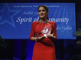 Salma Hayek recibe premio de una organización árabe en EEUU por "The Prophet" La actriz mexicano-estadounidense Salma Hayek recibe el "Premio Kahlil Jibran al compromiso con el Espíritu de la Humanidad" de la Fundación del Instituto Árabe-americano (AAIF), que reconoce el trabajo y esfuerzo de personas, comunidades y organizaciones que promocionan la convivencia y la inclusión, en Washington.