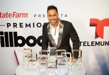 Romeo Santos posa con los galardones recibidos en la ceremonia de entrega de los premios Billboard de la Música Latina 2015