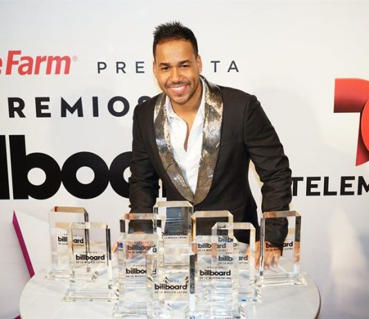 Romeo Santos y Enrique Iglesias arrasan Premios Billboard a la Música Latina Romeo Santos posa con los galardones recibidos en la ceremonia de entrega de los premios Billboard de la Música Latina 2015