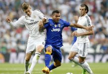 El delantero argentino de la Juventus Carlos Tévez (c) lucha el balón con el alemán Toni Kroos (i), del Real Madrid, durante el partido de vuelta de la semifinal de la Liga de Campeones que se jugó en el estadio Santiago Bernabéu, en Madrid.