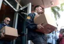 Agentes del FBI llevan cajas hacia sus vehículos durante una búsqueda en la oficina de Norte América de la Confederación de Norteamérica, Centroamérica y del Caribe de Fútbol (CONCACAF) en el marco de la investigación del caso FIFA, en Miami.